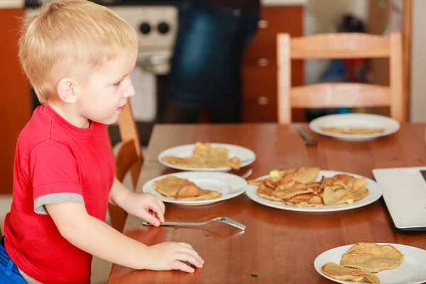Kleiner Junge bereitet Pfannkuchen für das Frühstück zu — Stockfoto