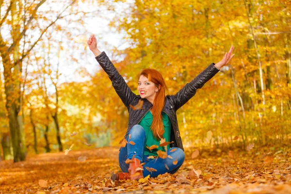 Crazy girl throwing leaves. — Stock Photo, Image