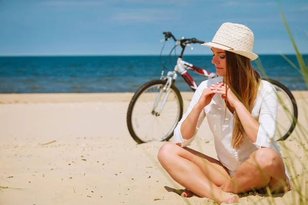 Girl with bike on beach. — Stock Photo, Image