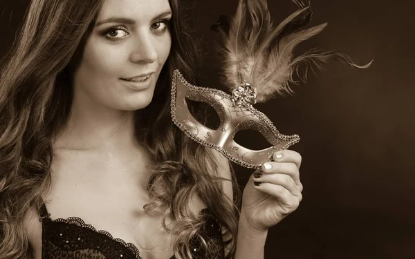 Kapalı yüzlü, karnaval maskeli bir kadın. — Stok fotoğraf