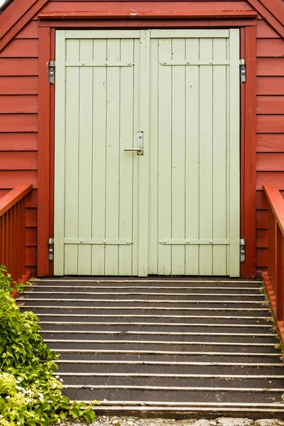 Большие зеленые старомодные деревянные двери в доме — стоковое фото