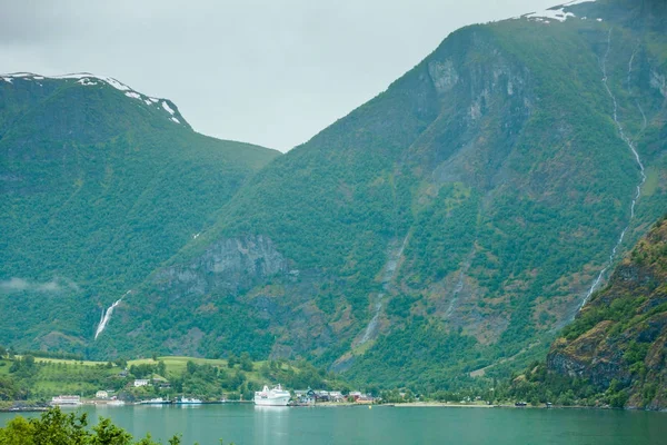 Nave da crociera sul fiordo Sognefjord in Flam Norvegia — Foto Stock