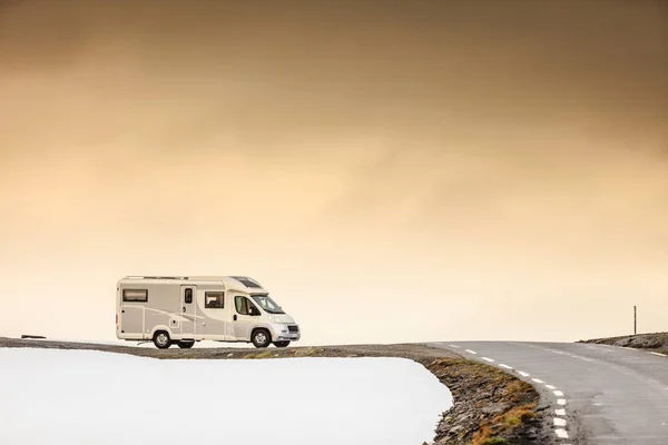 Camper car in norwegian mountains — Stock Photo, Image