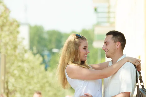 Pareja feliz caminando en la ciudad disfrutando del romance —  Fotos de Stock