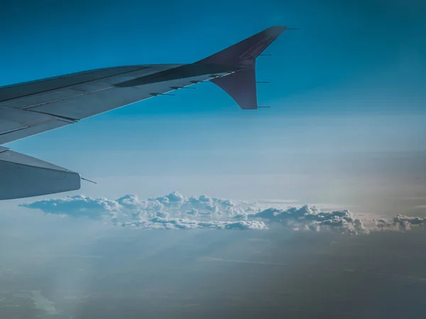 Vackra vita moln och blå himmel från plan — Stockfoto