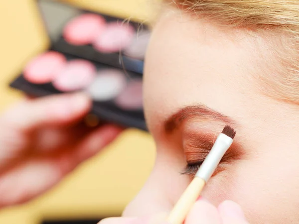 Primer plano mujer consiguiendo maquillaje, cejas — Foto de Stock