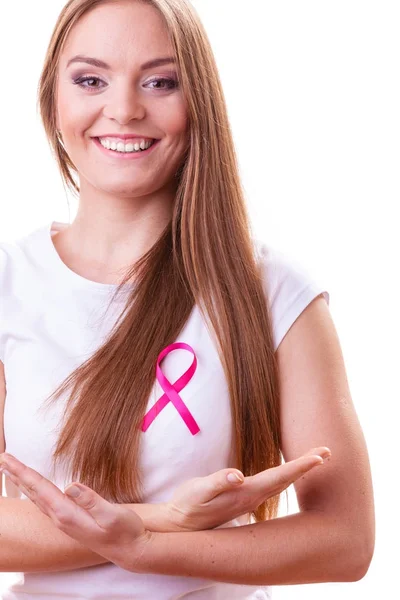 Donna con nastro rosa cancro sul petto — Foto Stock