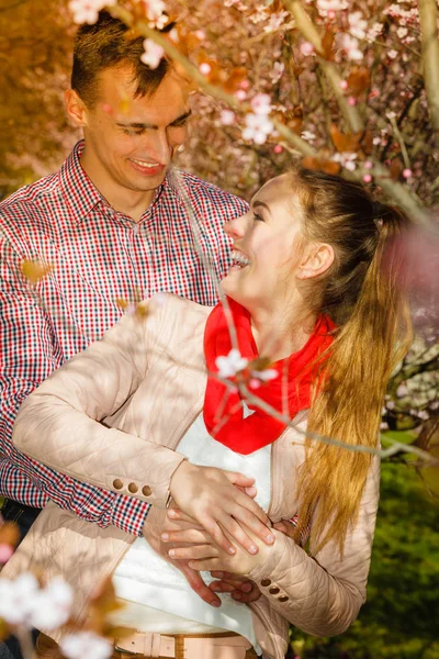 Couple heureux ayant rendez-vous romantique dans le parc — Photo