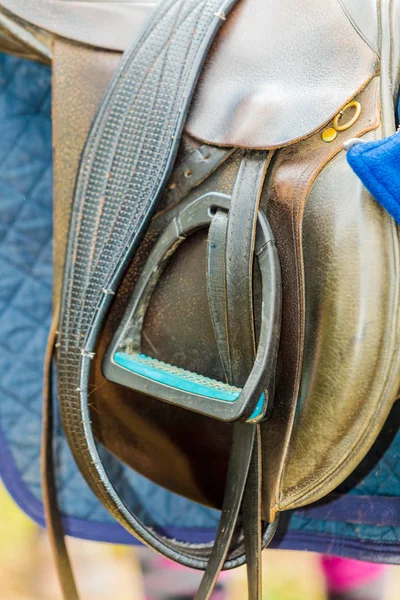 Detalhado close-up de sela de cavalo com estribo — Fotografia de Stock