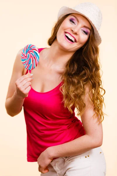 Kvinna håller färgglada lollipop godis i handen — Stockfoto