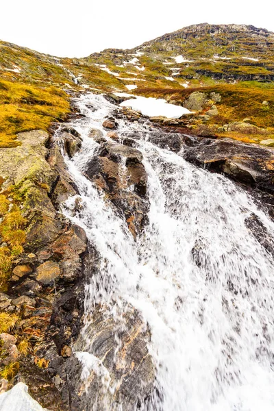 Chute d'eau en montagne, Norvège . — Photo