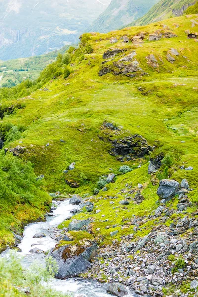 Stream et vieilles maisons de campagne dans les montagnes . — Photo