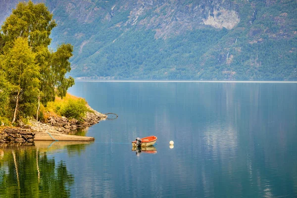 Pequeño barco en el agua, fiordo noruego —  Fotos de Stock