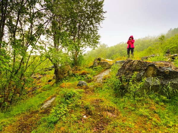 Tourist taking photo in mountains Norway — Stock Photo, Image