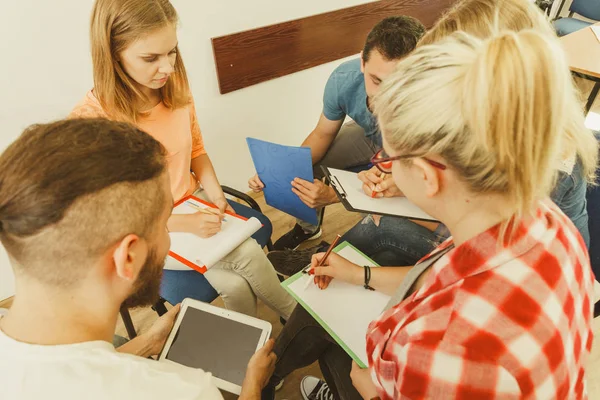 Gruppe von Menschen Studenten arbeiten zusammen — Stockfoto