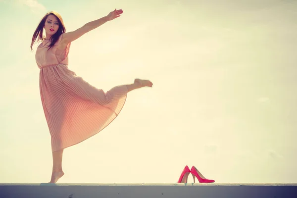 Mulher dançando usando longo vestido rosa claro — Fotografia de Stock