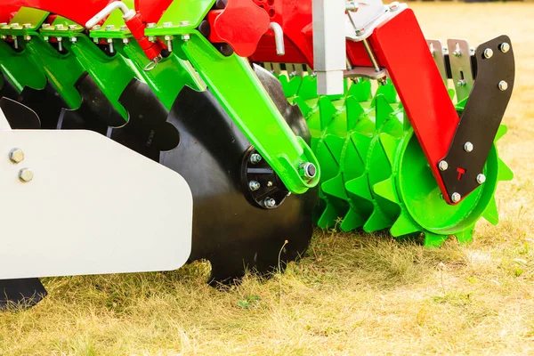 Detaillierte Nahaufnahme landwirtschaftlicher Maschinen mit Scheibeneggen — Stockfoto