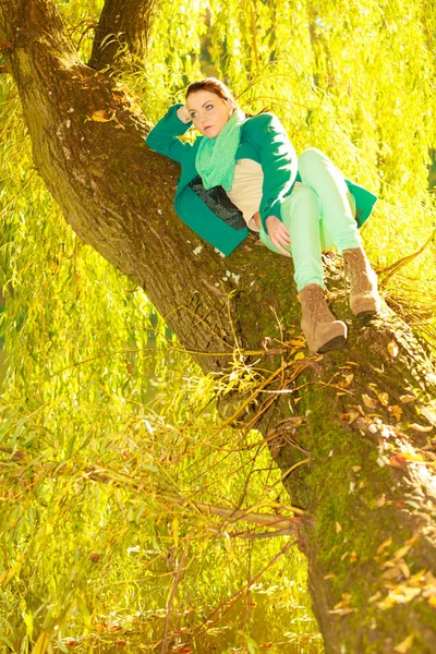 Žena sedí na kmen stromu — Stock fotografie
