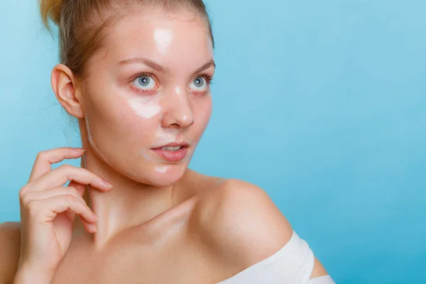 Kvinna i facial peel off mask. — Stockfoto