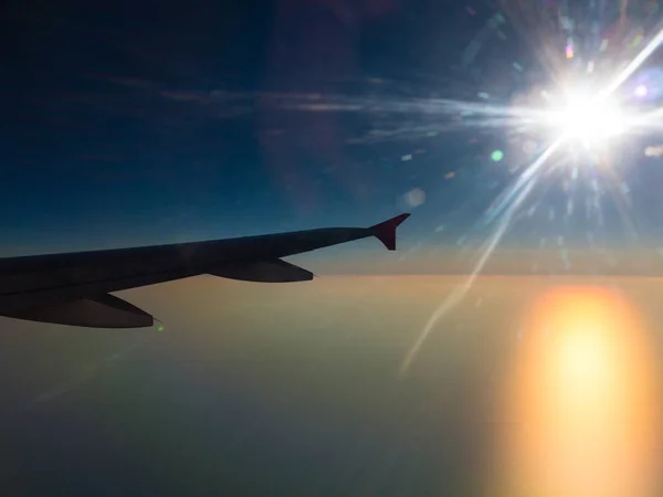 Mooie witte wolken en blauwe lucht vanuit vliegtuig — Stockfoto