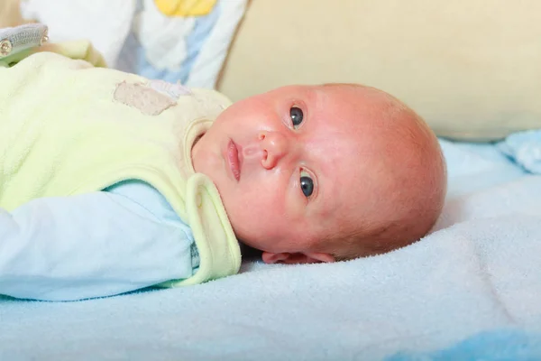 Маленький новонароджений спокійно лежить в ковдрі — стокове фото