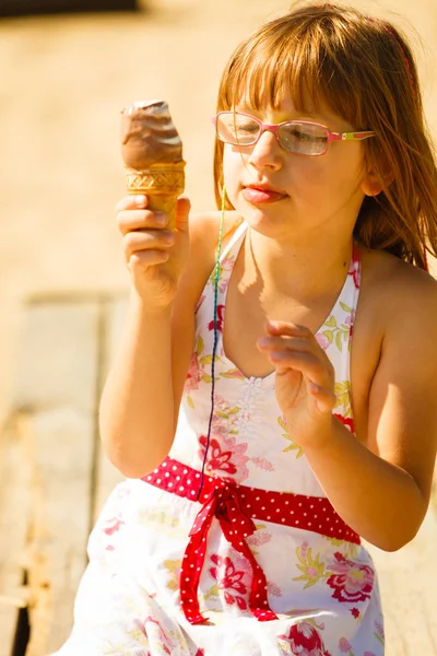 Ragazza bambino mangiare gelato sulla spiaggia — Foto Stock