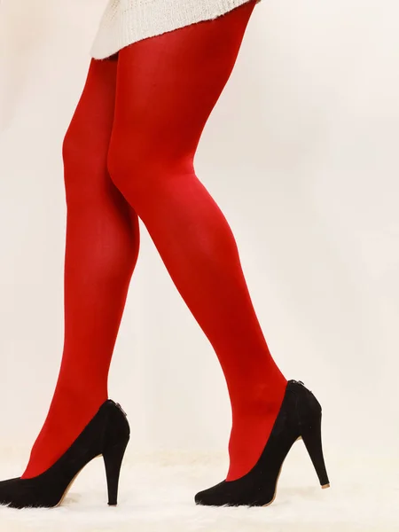 Pernas de mulher em vermelho vívida cor meia-calça sapatos de salto alto preto — Fotografia de Stock