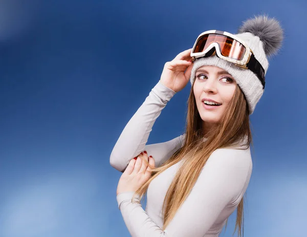 Mulher em cuecas térmicas óculos de esqui — Fotografia de Stock