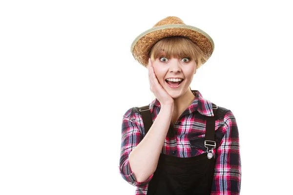 Mujer jardinero sorprendido y sorprendido en sombrero de sol — Foto de Stock