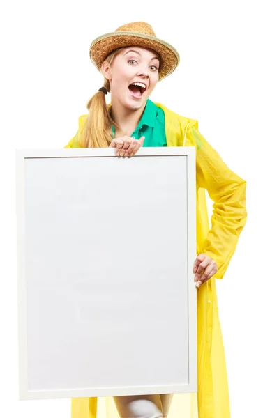 Šťastné veselé žena držící prázdné tabule — Stock fotografie