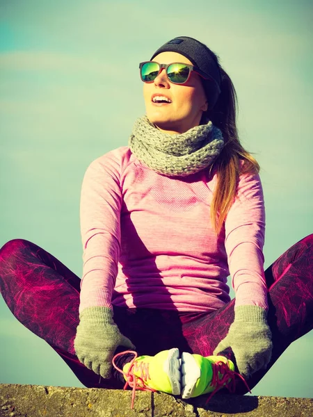 Mujer descansando después de hacer deportes al aire libre en día frío —  Fotos de Stock