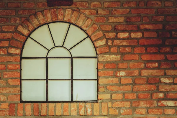 Kırmızı tuğla duvar büyük yuvarlak pencere — Stok fotoğraf