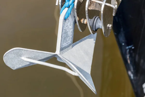 Нос корабля с металлическим винтом — стоковое фото