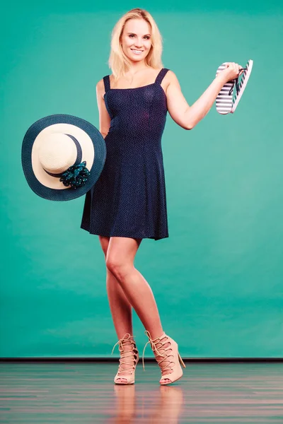 Donna vestita con cappello da sole e infradito — Foto Stock