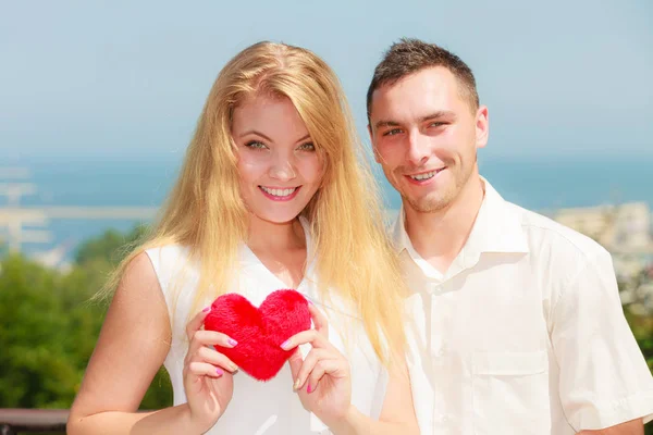 Happy romantic couple with holding heart — Stock Photo, Image