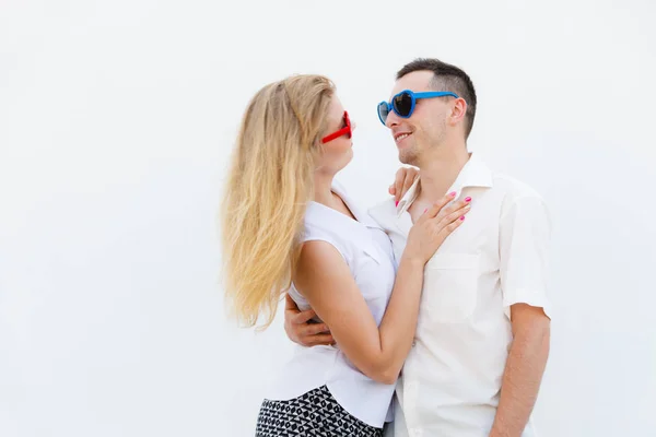 Mann und Frau mit herzförmiger Sonnenbrille — Stockfoto