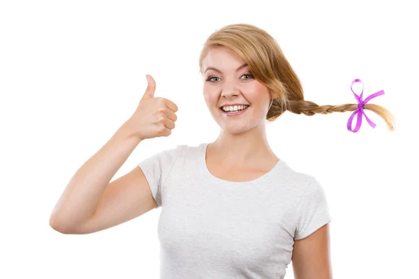 Adolescente menina no cabelo trança fazendo rosto feliz — Fotografia de Stock