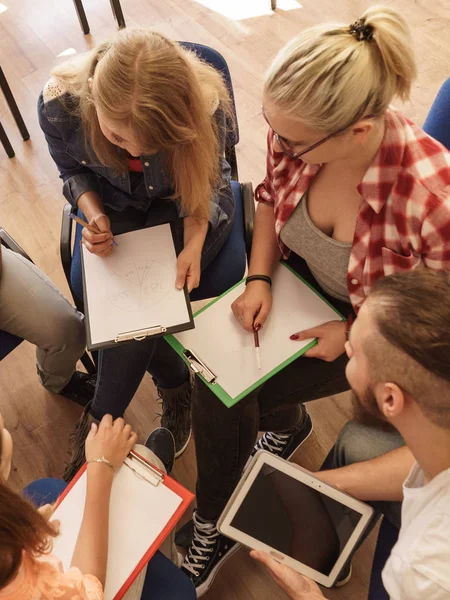 Groupe de personnes étudiants travaillant ensemble — Photo