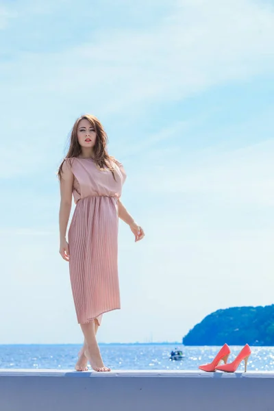 Vrouw in lange romantische jurk elegante jurk — Stockfoto