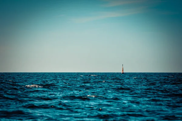 Água do mar calma e bóia de aviso — Fotografia de Stock