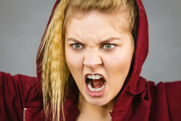 Zły sportowy kobieta krzyczy — Zdjęcie stockowe