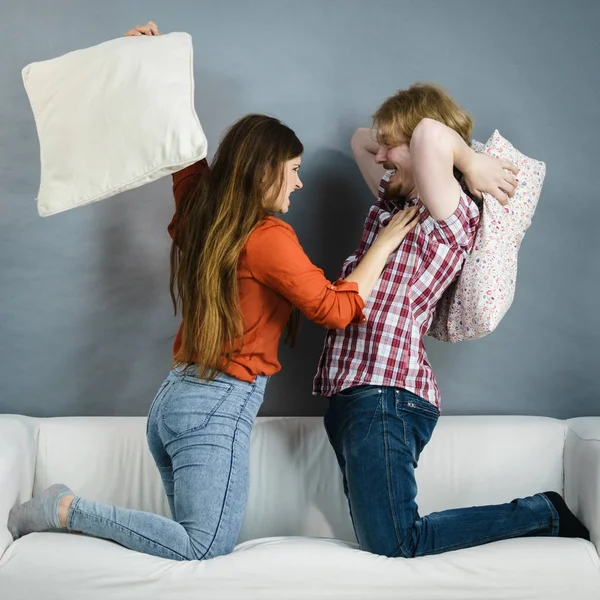 Hombre y mujer teniendo almohada lucha — Foto de Stock