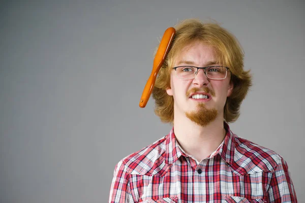 Uomo che ha problemi a spazzolare i capelli — Foto Stock