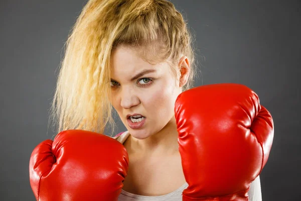 Donna arrabbiata che indossa guanti da boxe — Foto Stock