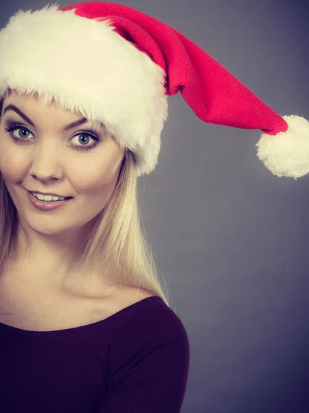 幸福的女人，穿着圣诞老人帮手帽子 — 图库照片