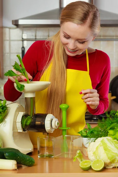 Mujer en cocina haciendo jugo de batido de verduras — Foto de Stock