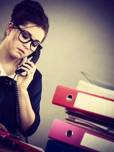 Geschäftsfrau im Büro telefoniert — Stockfoto