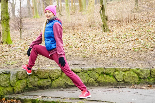 スポーティーな女の子を公園で屋外ストレッチ. — ストック写真