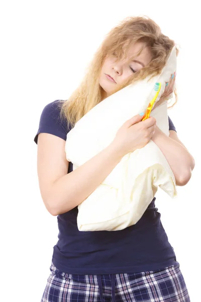 Mujer somnolienta abrazando almohada blanca — Foto de Stock