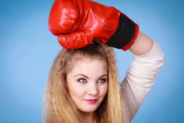 Ragazza carina in guanti rossi che gioca a boxe sportiva — Foto Stock
